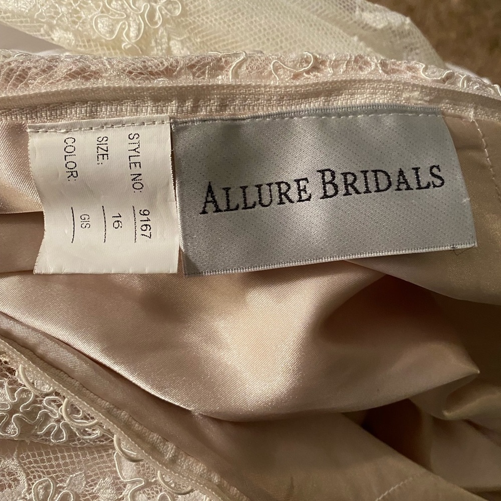 Allure Bridals long sleeve lace wedding gown - Picture 5 of 11